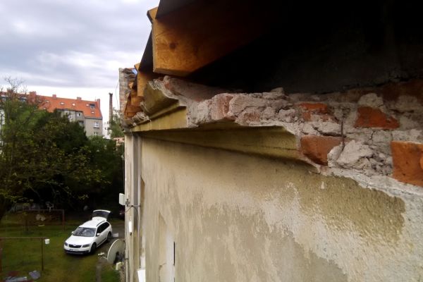Zateplení bytového domu - Holešov - oprava podstřešní římsy