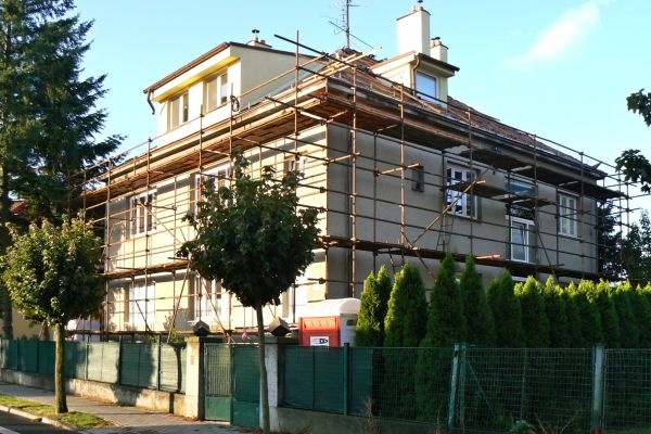 Zateplení bytového domu - Holešov - oprava střechy