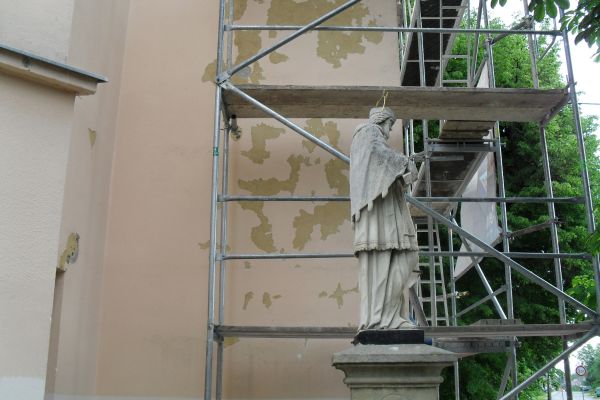 Oprava fasády kostela svatého Floriána - průběh stavebních oprav