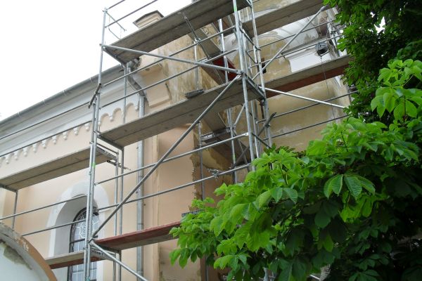 Oprava fasády kostela svatého Floriána - příprava podkladu