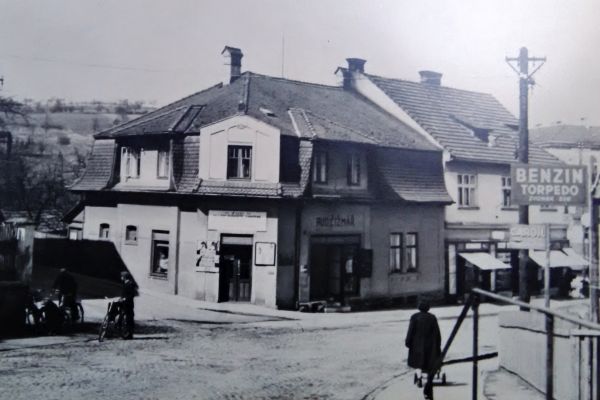 Oprava fasády rodinného domu - sanační omítky Remmers, fasádní nátěr Keim - historický snímek