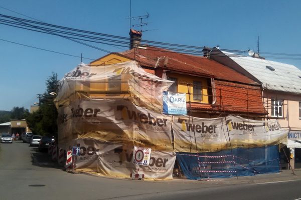 Oprava fasády rodinného domu - sanační omítky Remmers, fasádní nátěr Keim - průběh stavby