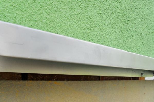 Rodinný dům Raková - oprava odvětrané soklové části - osazení krycího plechu a viditelný průduch pro odvod vlkosti