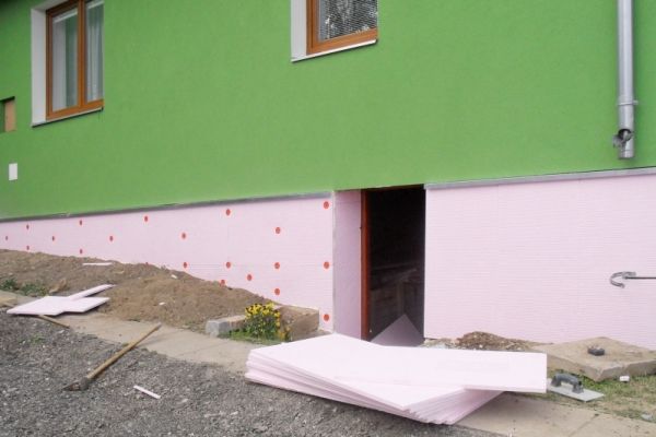 Rodinný dům Raková - oprava odvětrané soklové části - montáž kontaktního zateplovacího systému